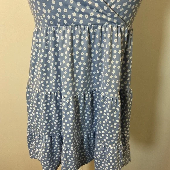 10. Hollister Blue and White Floral Sleeveless Mini Dress Size Small - Picture 4 of 9